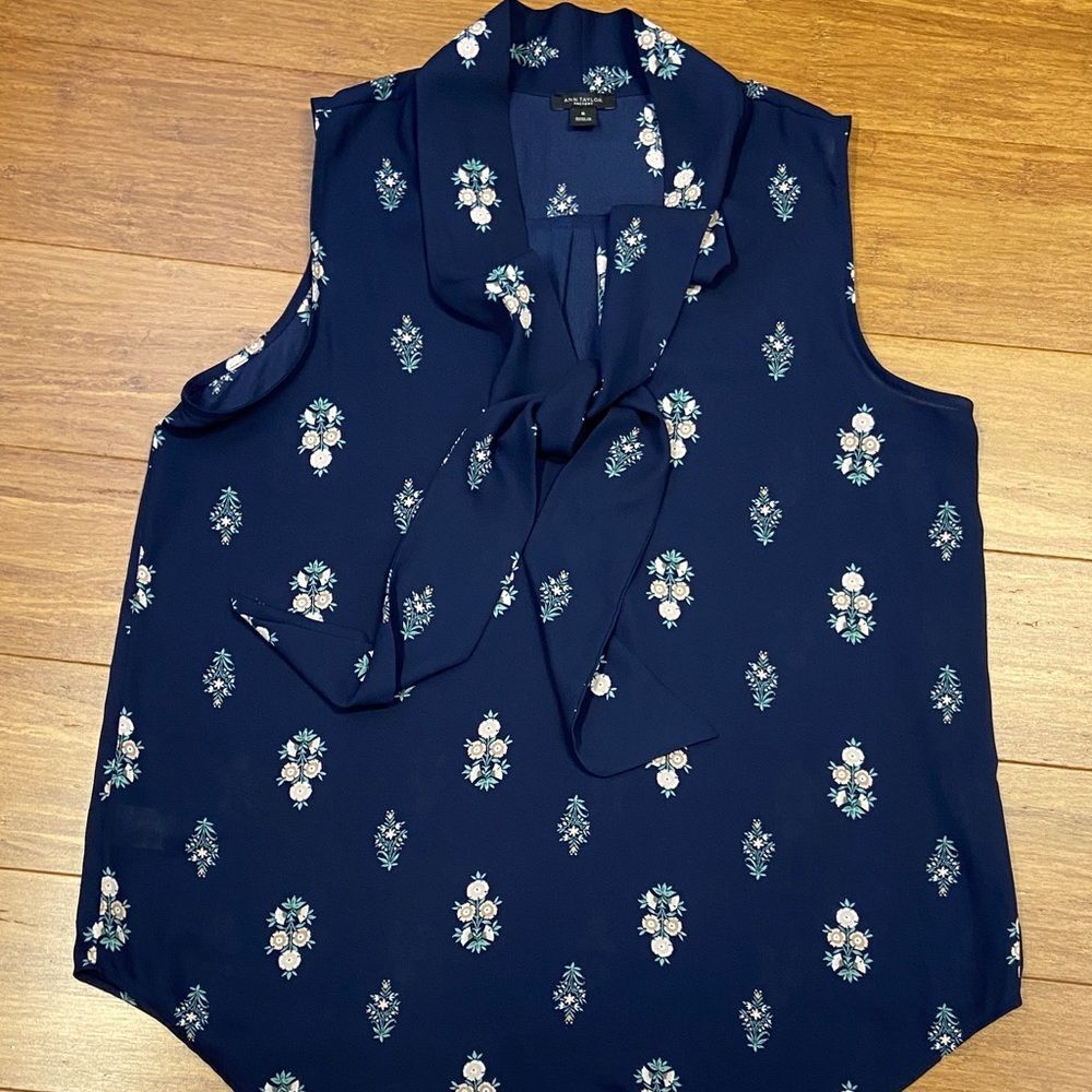 Ann Taylor Floral Navy Tie Neck Sleeveless Top size Medium
